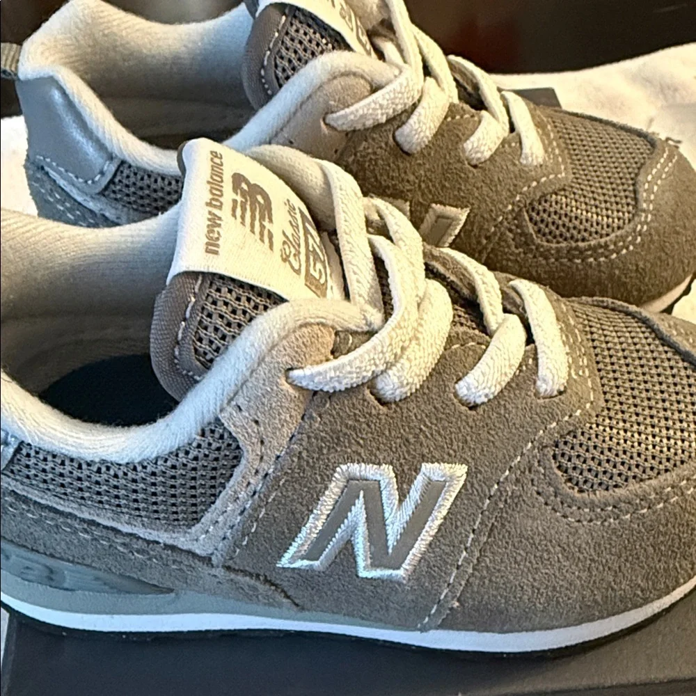 New Balance 574 Infant Sneakers in Gray and White - Picture 2 of 10